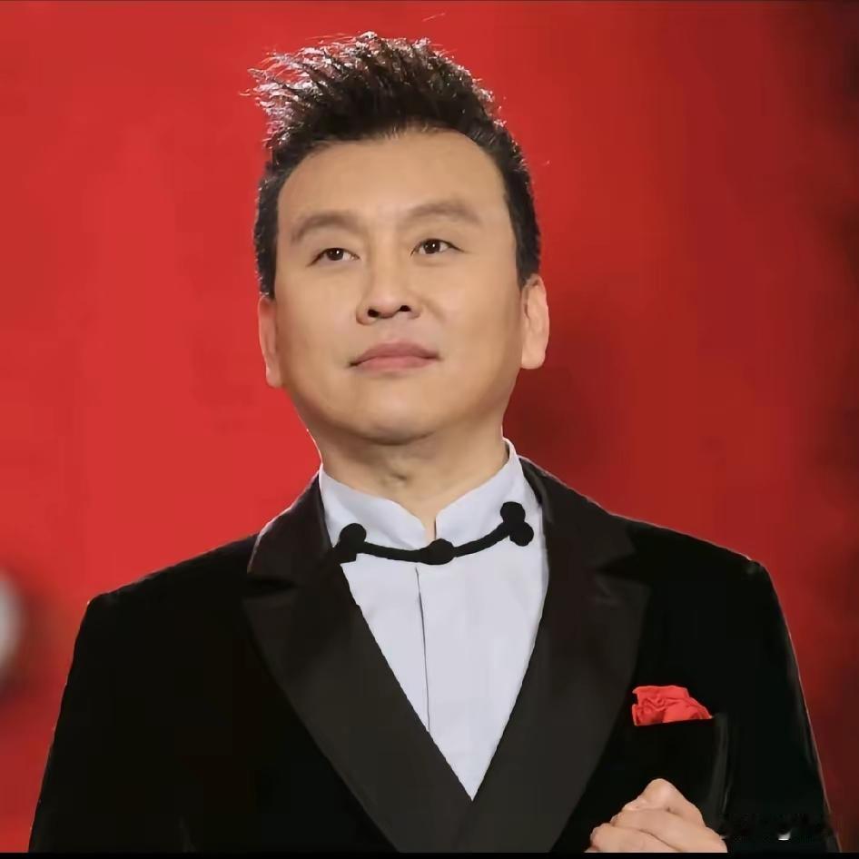 岁月无情催人老！这还是我们在电视上见的意气风发的主持人吗？好意外呀，感觉才几年不