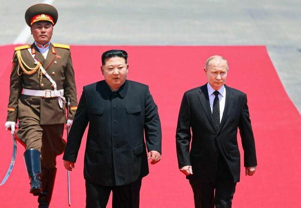 朝鲜最高领导人出席中国阅兵引发韩国媒体高度关注，韩联社在报道中特别提到，虽然韩国