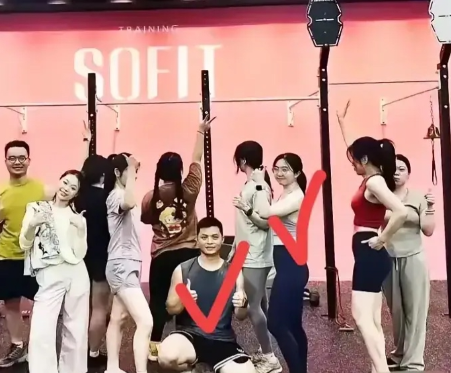 银行高管夫妻这出戏  看客不嫌事大  可当事人怕肠子都悔青了  你想啊，一