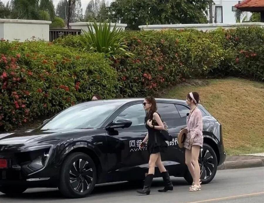 周杰伦送昆凌去录制综艺，清迈街头被偶遇，真的妥妥的宠妻狂魔