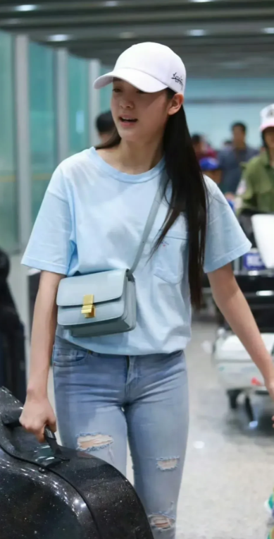 原来欧阳娜娜现实中不仅漂亮，身材也很丰满啊。月薪两万能不能娶她
