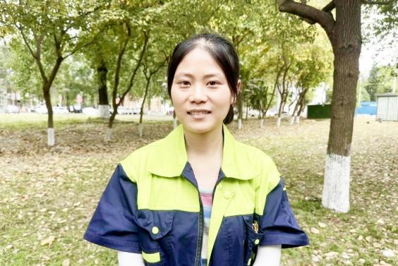 一段戳中无数中年人的真实故事：33岁的成都理工大学环卫工李佳，带着两个孩子，用