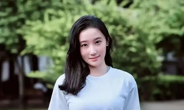 郑丽文率国民党14人代表团访陆，团队里最受关注的莫过于30岁的国际事务部主任