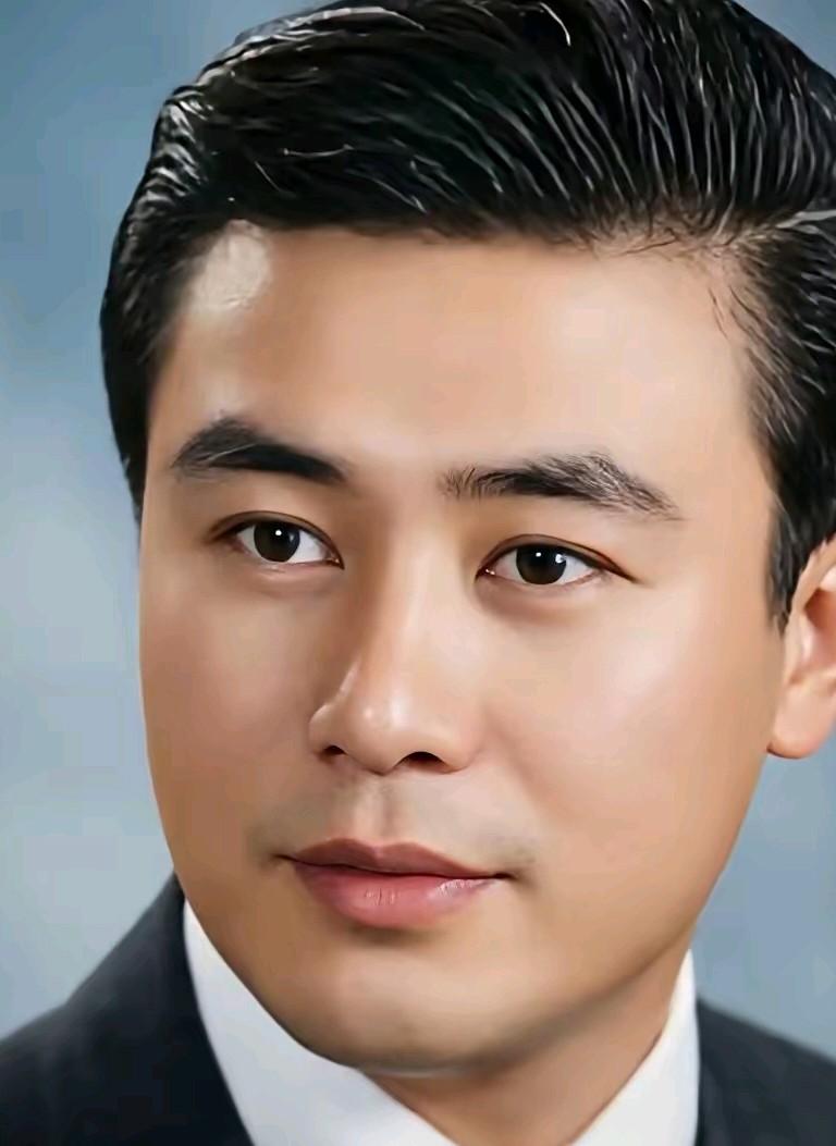 这张脸可以称得上颜值天花板吗？这应该算得上东方美男的标准，也是中国人最喜欢的颜值