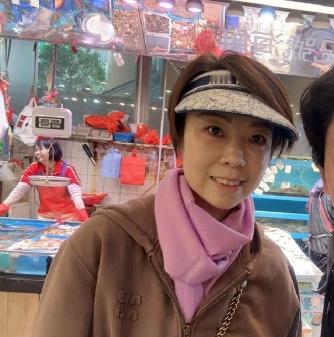 乒坛那个无人能敌的大魔王张怡宁，现在44岁了，最近在香港街头现身，一个人拎着篮子