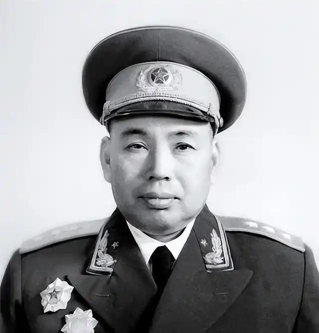 1972年，许世友像往常一样登上军用运输机，结果发现飞行员竟是自己的三女儿许华山