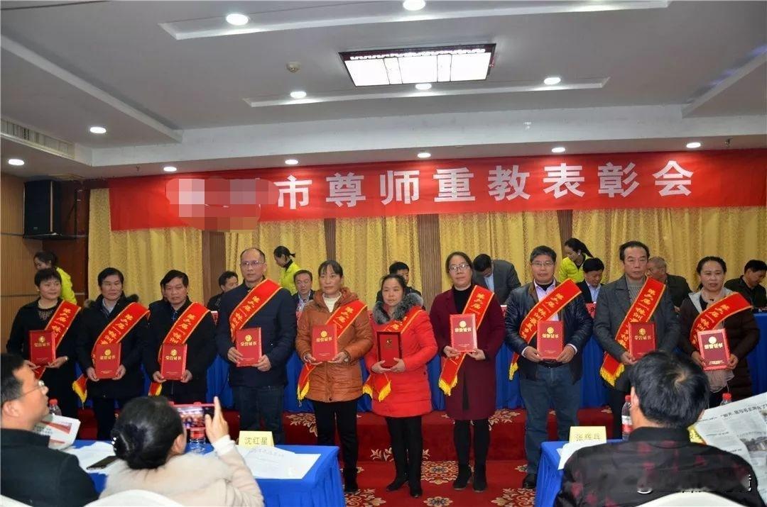雷波县被拍耻辱照的教师为什么没有一人拒拍？这么多被羞辱的老师为何全部哑声？被羞