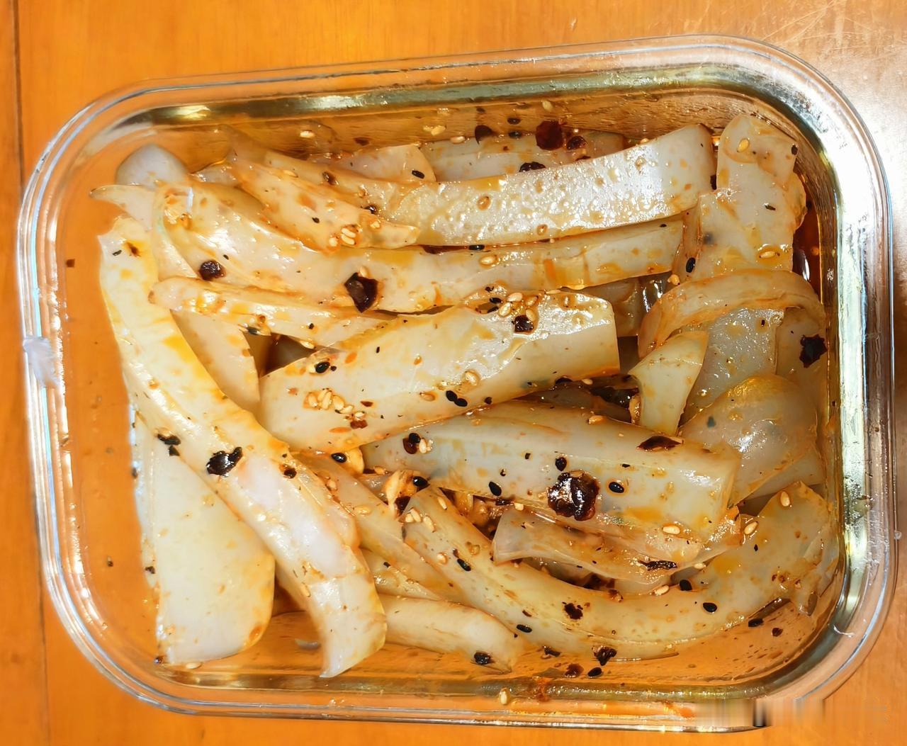 今晚老俩口的晚餐：面条、凉粉。中午吃完午饭后，我做了点凉粉，天热孩子们喜欢吃
