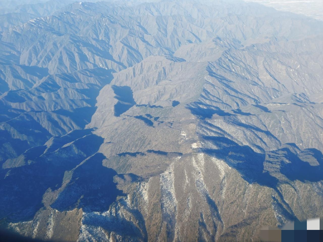 我一直以为秦岭只是一座横跨的南北分界线，直到我看了，他不是一座山，是连绵在一起一