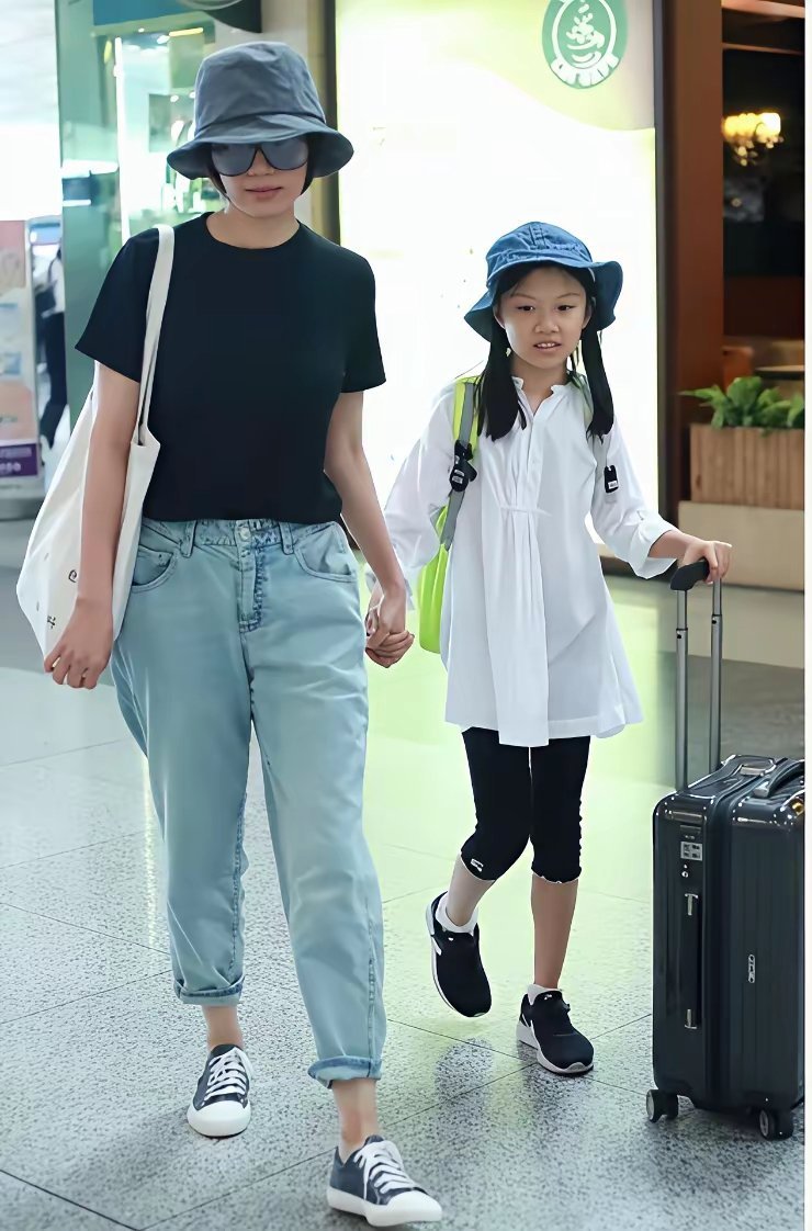 原来袁泉和夏雨的女儿夏哈哈已经15岁了，个子高挑