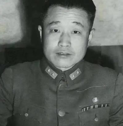 1958年，杜聿明问医生，给他治病花费多少钱？医生开玩笑说：“不多，两个铜板。”