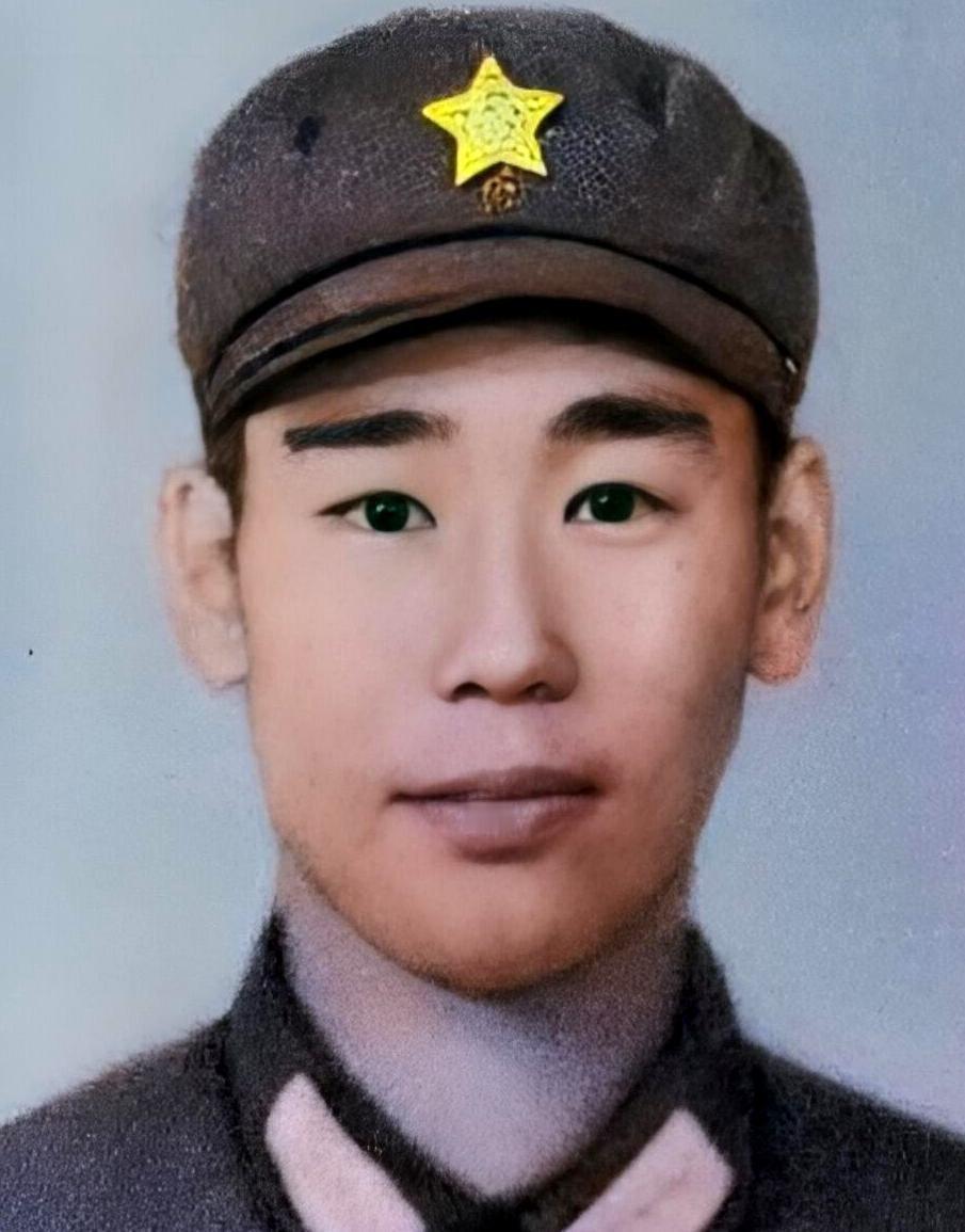 1979年对越自卫反击战中，年轻战士姜利民借着夜幕掩护，悄然潜行至敌军暗堡附近，