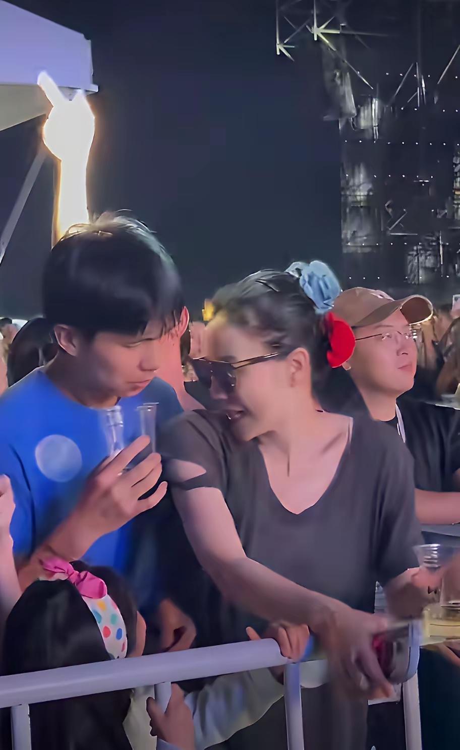 这还是谢霆锋爱的那个人么咋突然感觉不认识了她就是唱歌的，有点钱。有些东西或许