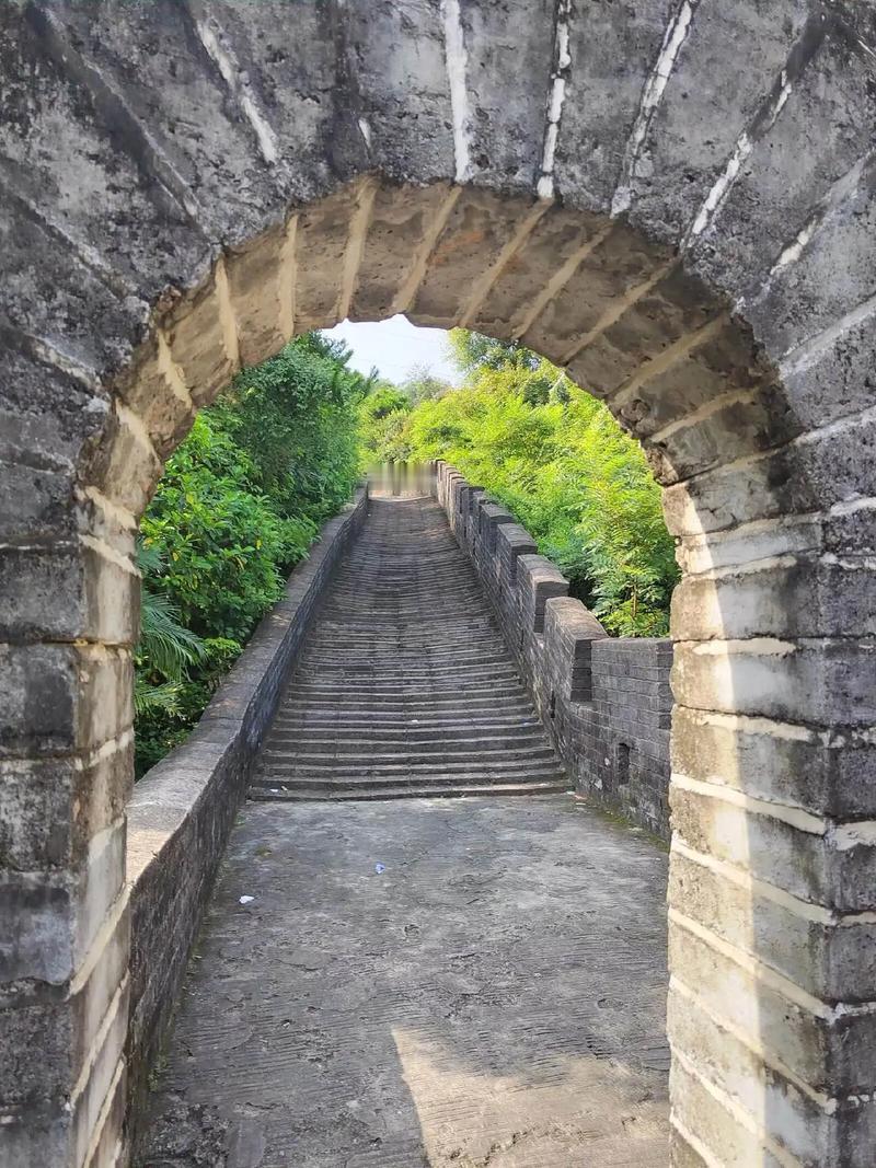 近日，一位宝爸背着小宝宝在北京爬长城，累到中途停下休息，宝爸忍不住自言自语叹气：