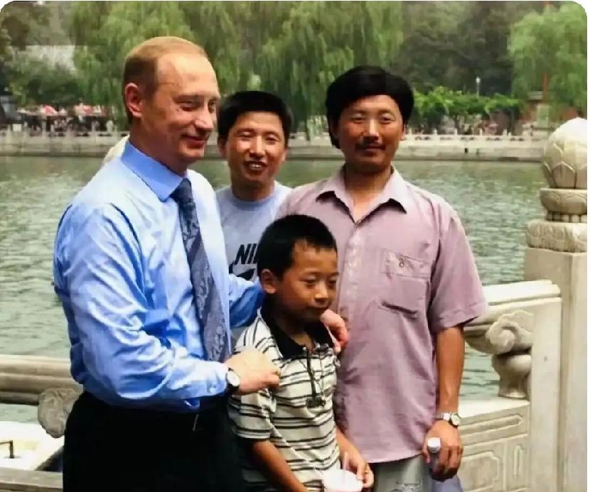 这是时隔二十六年的前后两张照片。左边这张是二十六年前，俄罗斯总统普京访问中国，