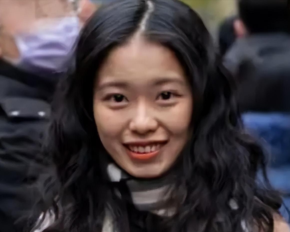 弦子这名字，前几年搅动了半个互联网。她指控朱军，结果官司一路打到终审，她输得彻彻