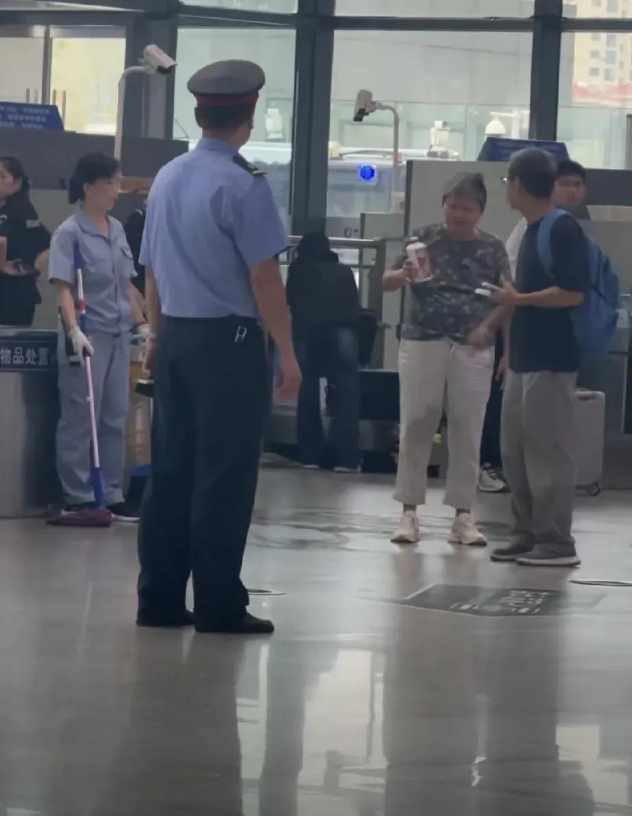 大爷大妈坐高铁，被安检员查出带了一瓶开过口的茅台。按照要求易燃易爆物品不准带上车