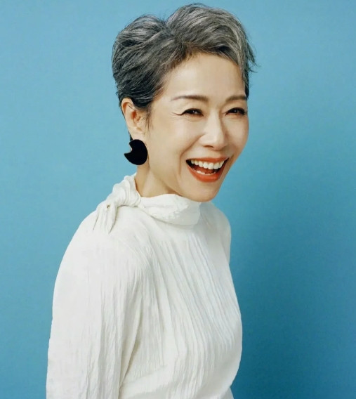 叶童这个人根本经不起研究因为仔细一查，你就发现她这个人状态太好了，根本不