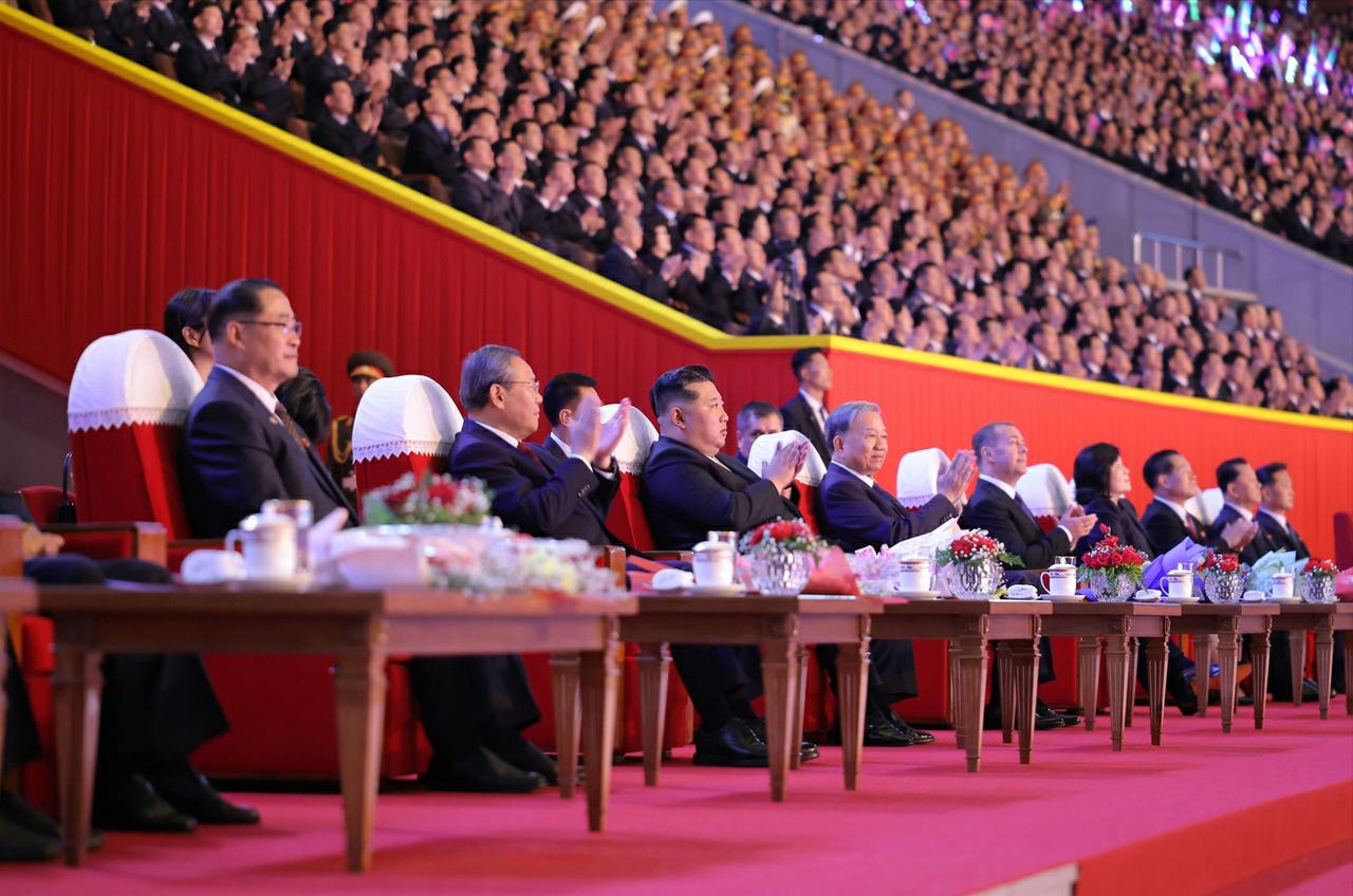 座次安排遵循“居中为尊，右为上”原则！当主办国举办庆祝活动并邀请多国领导人参