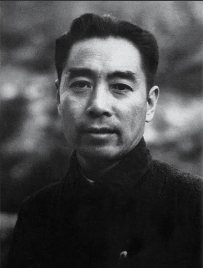 1927年，周总理被俘。敌军团长知道后，决定亲自审问，刚进入审讯室，敌军团长就愣