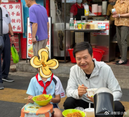 家长偶遇雷军鼓励孩子去小米上班霸总来武汉，都得在马路牙子上吃热干面、吃烧烤