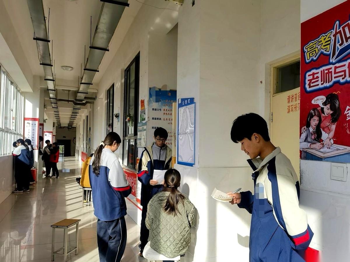 一个班50个娃，名字叫“清北班”。我跟你说个扎心的，最后能摸到985门槛的，一