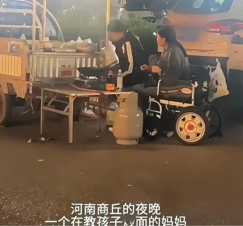 河南商丘，90后女子带女儿在街头摆摊。一男子吃完她家炒面，居然直接转了60000
