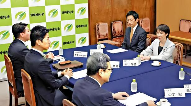 日本终于等来首位女首相，结果刚上任就被全网看了笑话，她不仅以237票险胜，而且连