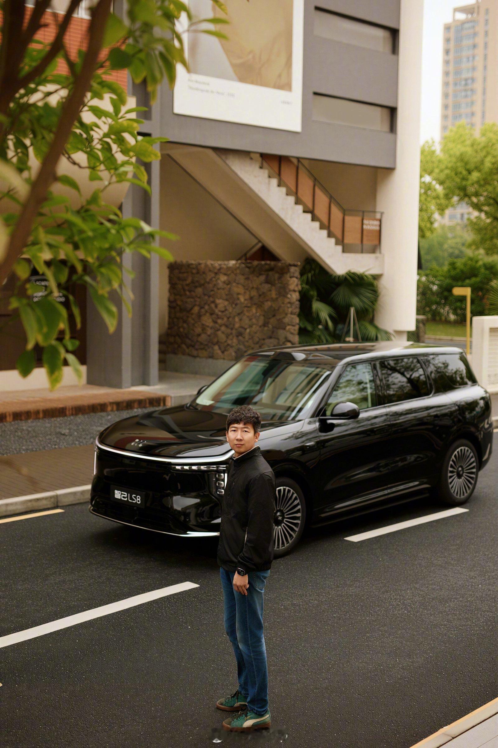 自从混了颜值这条赛道，我感觉我变得越来越帅了！起码东北前三吧智己LS8将于4月1