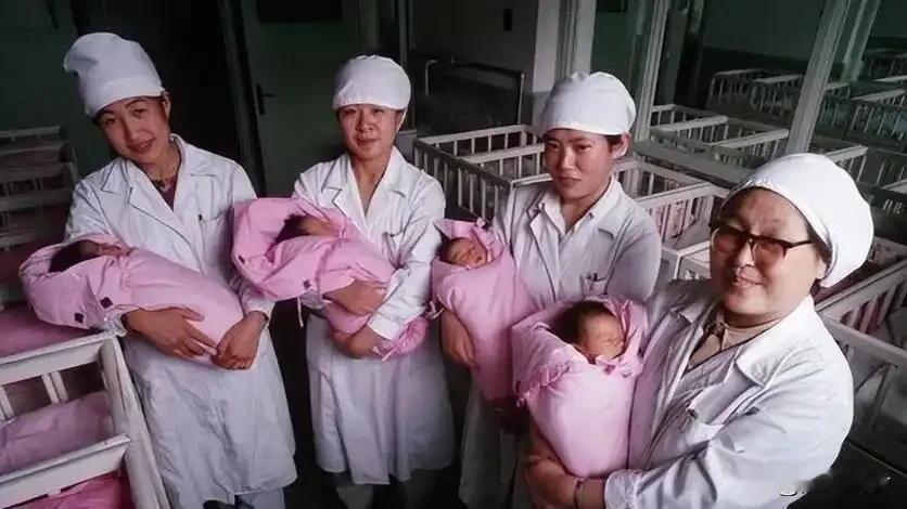 人口下降的第一波冲击来临了：产科、幼儿园、小学，一个比一个冷2025年全国出