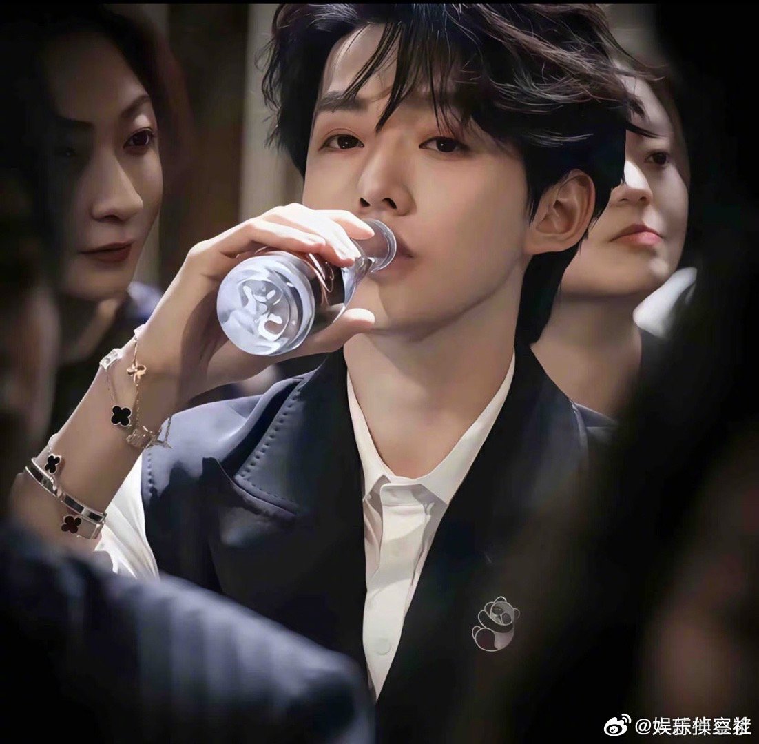 邓为哥哥喝水都好优雅啊！｜邓为[比心]​​​