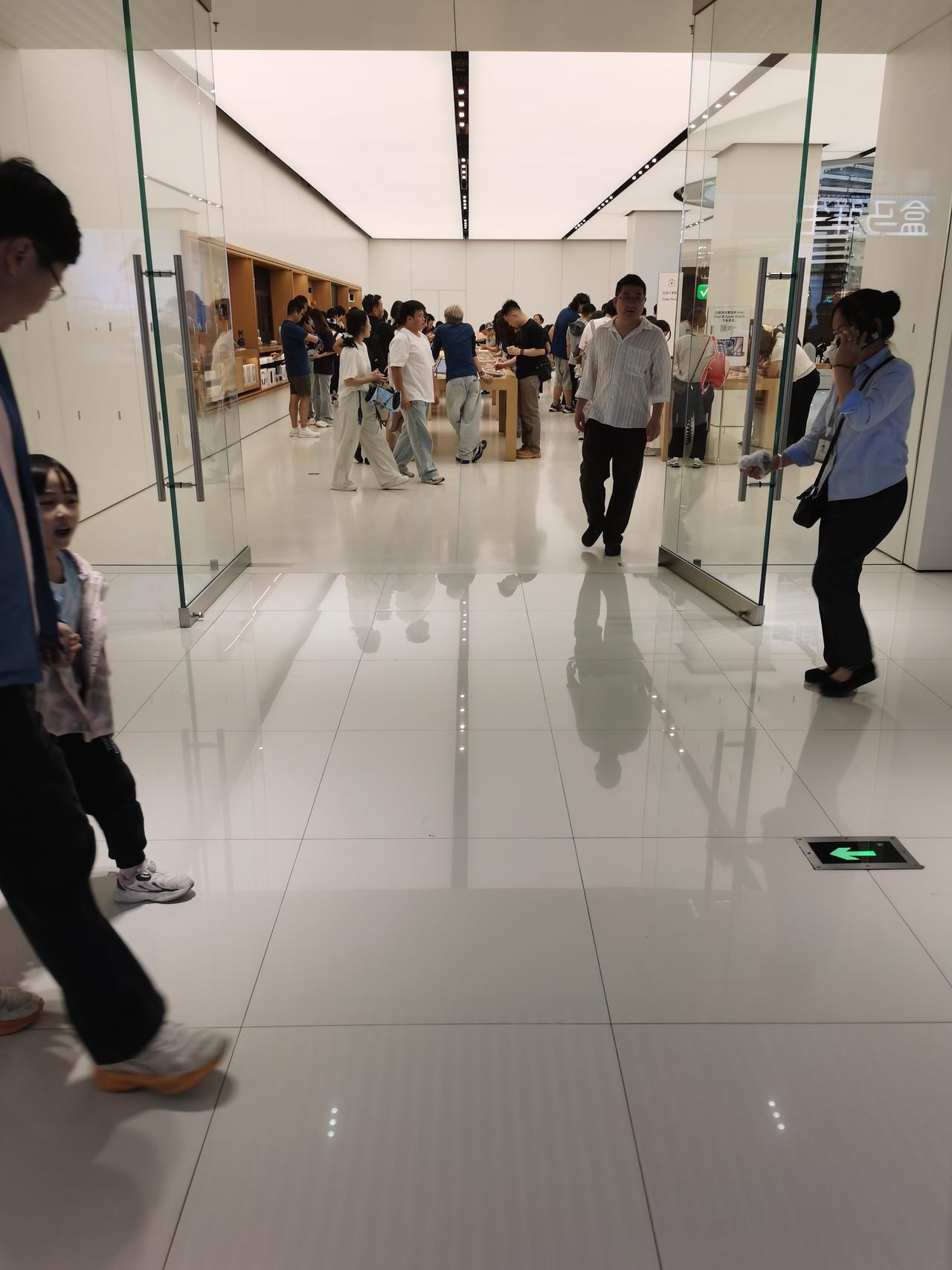 毕业季，看手机多人，一看就是知道什么名牌手机。