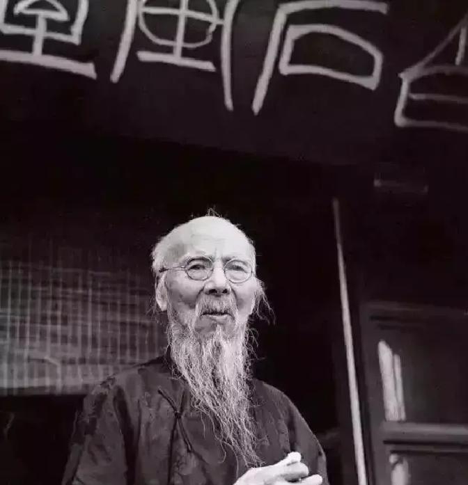 1950年春，齐白石送给朋友一幅老虎画，老虎脸完全藏在画外，只剩圆滚滚屁股和几根