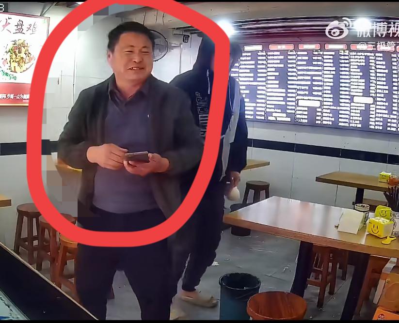 图中的男子连20块的牛肉板面都吃不起吗？在上海一面店，男子吃完面却质疑餐馆的