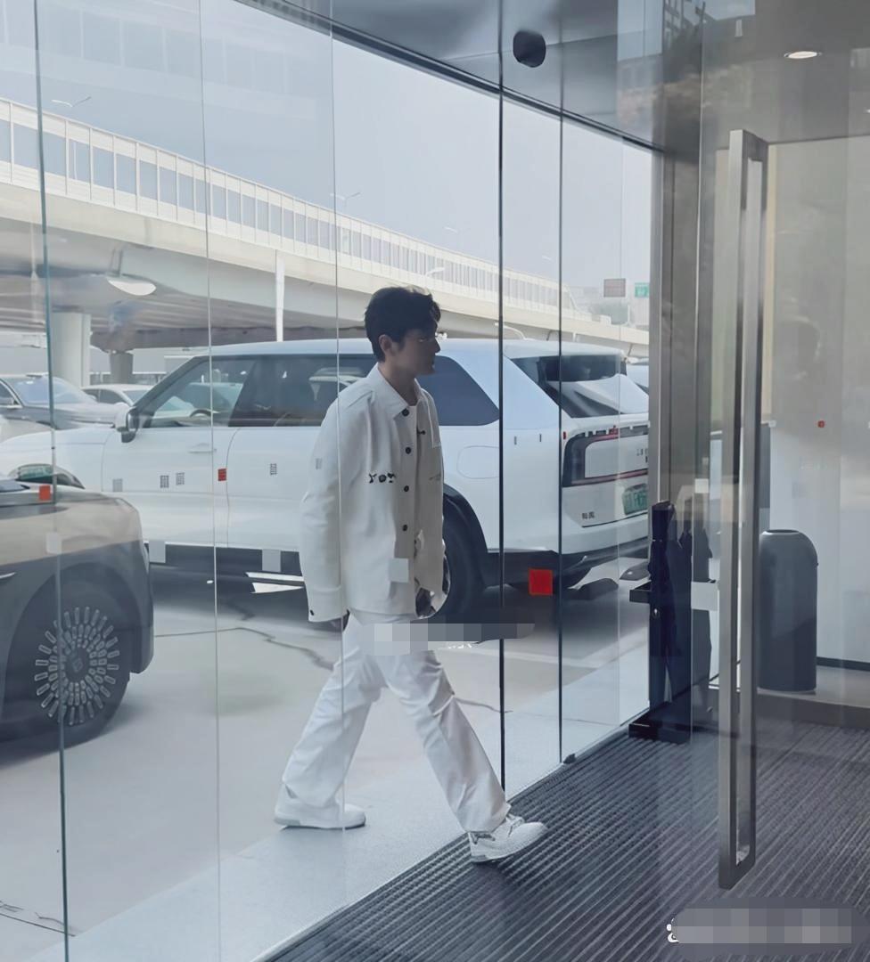 黄晓明现身青岛一家4s店，一身白色穿搭显年轻，被几个阿姨认出后与阿姨热聊，特别随