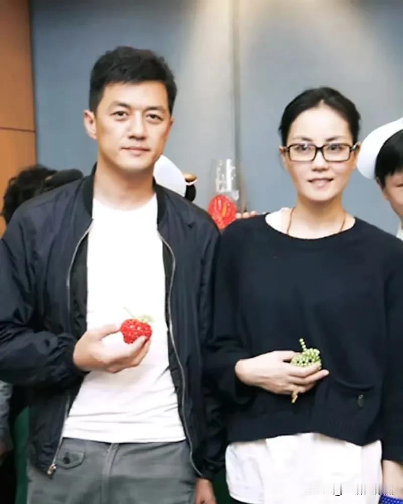 李亚鹏的家庭成员第一任妻子，王菲，55岁，歌手。大女儿，李嫣，19岁，目