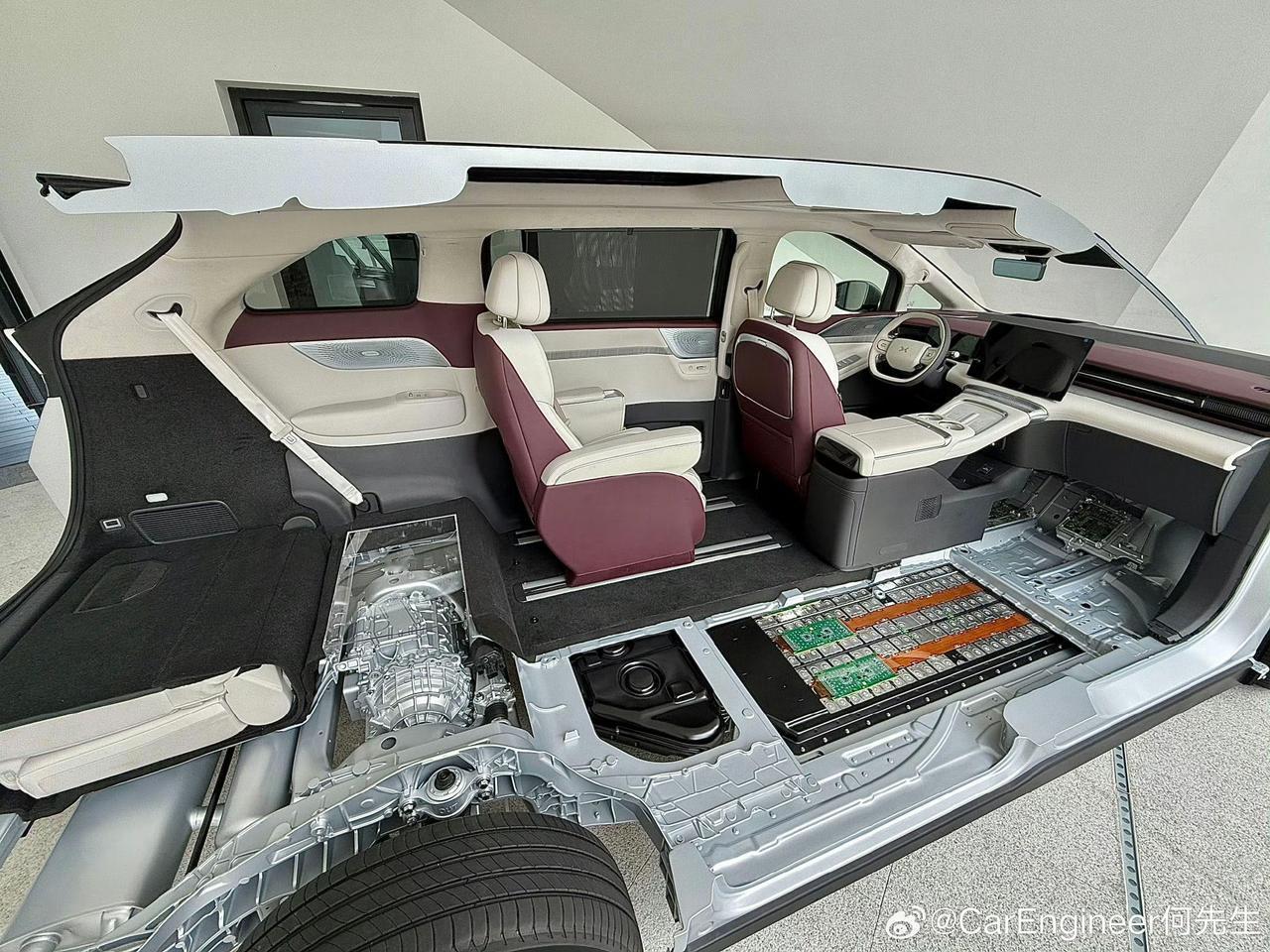 小鹏X9增程版，都说他是布置大师，在增加了一套发动机+油箱+尾排气系统的前提下，