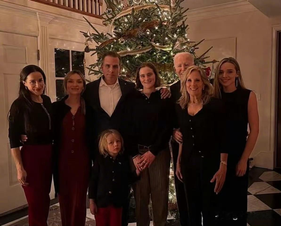圣诞节，拜登全家福照片，不过拜登只露出半张脸，拜登家里有点阴盛阳衰啊，拜登的子女
