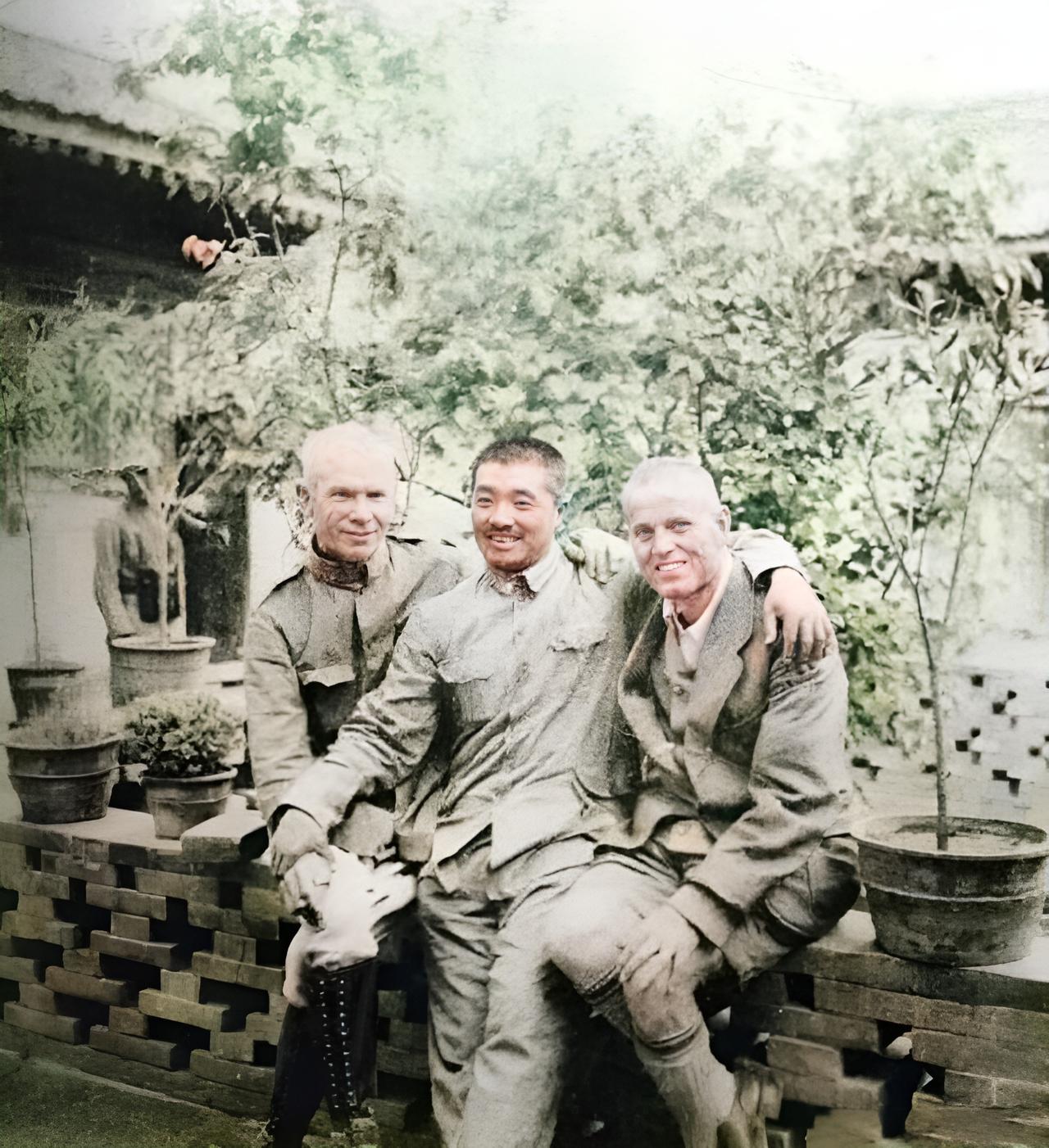 这是1938年山西省岚县贺老总与两位外国医生。此时，贺老总担任一二零师师长，两边