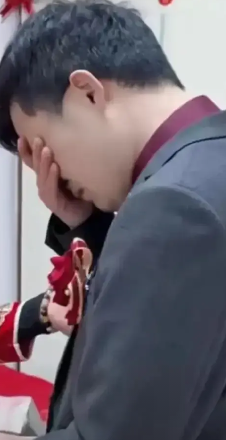 结婚当天闹了岔子，女方突然变卦，非要再拿30万给弟弟买房，不然就退婚不接了。 