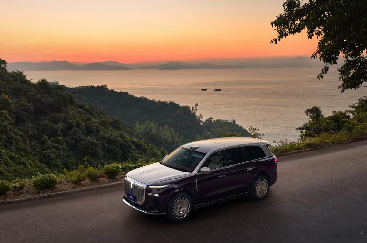 岚图泰山在路上就是焦点！宽体车身搭配优雅腰线，行驶间如泰山压境却又透着精致，华系