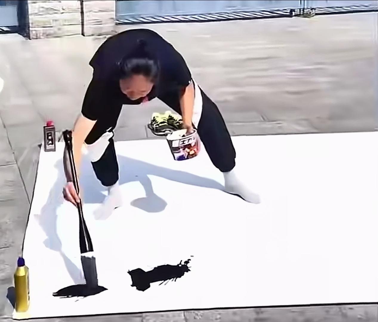 大书法家李妙染户外现场展示书法，面对镜头不慌不忙，一气呵成写下“万里长城永不倒”