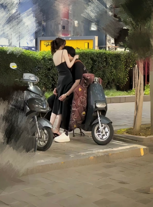 不敢想，这兄弟此刻有多幸福！​​​