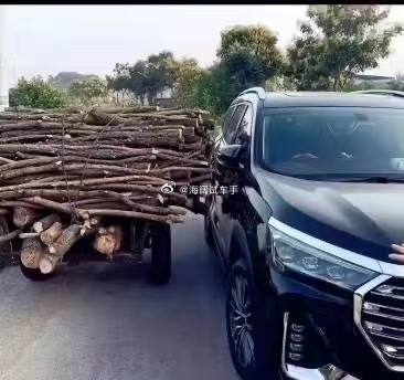 这起敞篷后驱跑车+拖挂与MPV的剐蹭事故，谁赔谁钱啊？？？海阔试车超话​​​