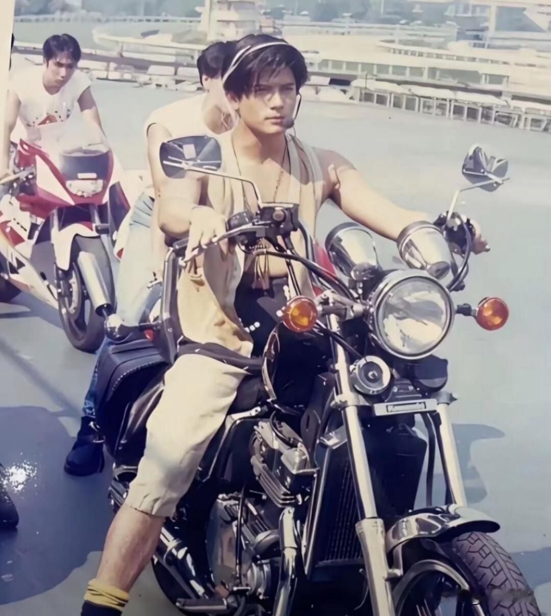 1994年，这不是机车广告照片而是演出照94年太阳计划郭天王骑着摩托车上