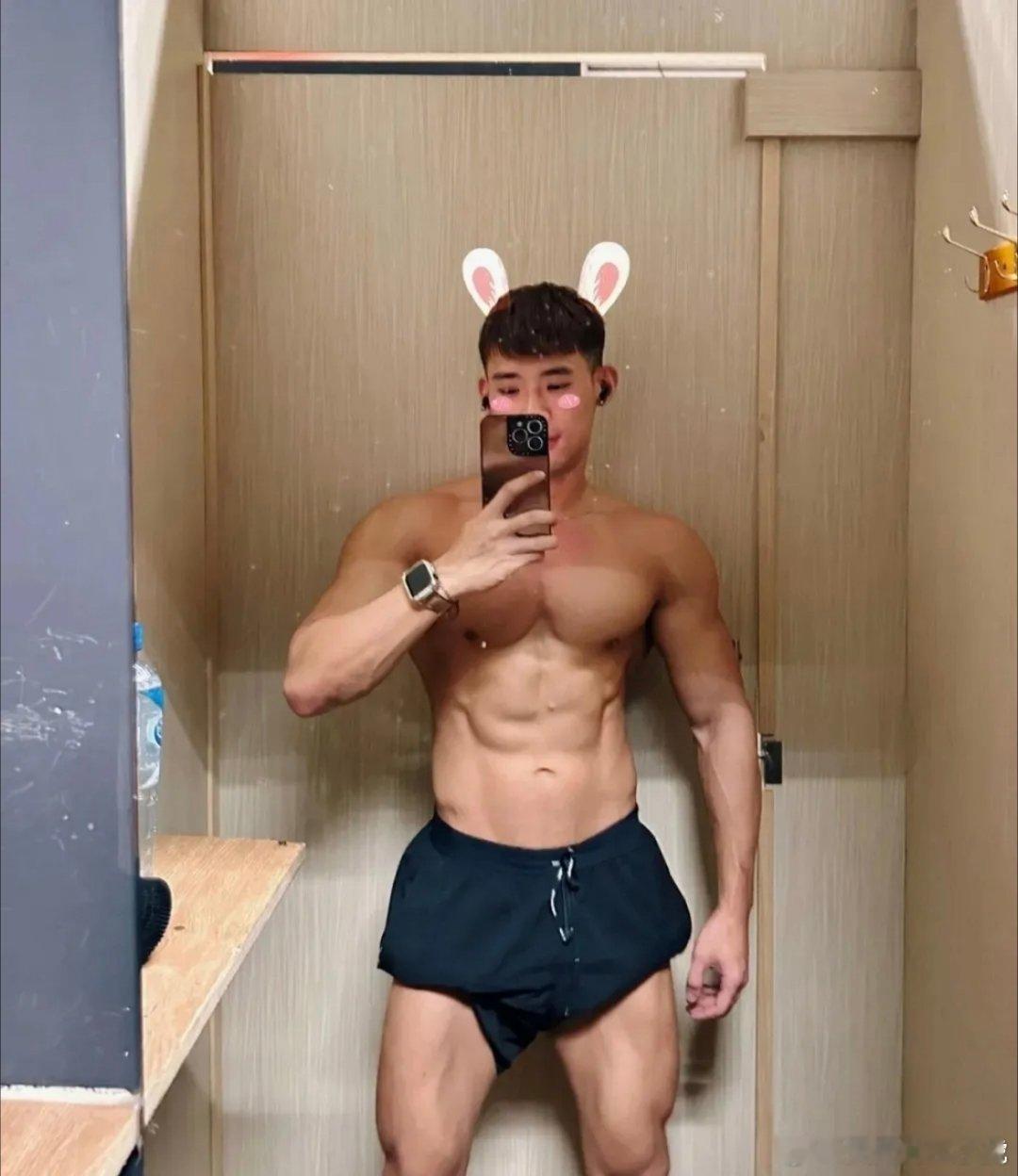 HugoTang来自中国台湾省，兼职健身教练、模特、舞者、平面设计师等多重身份