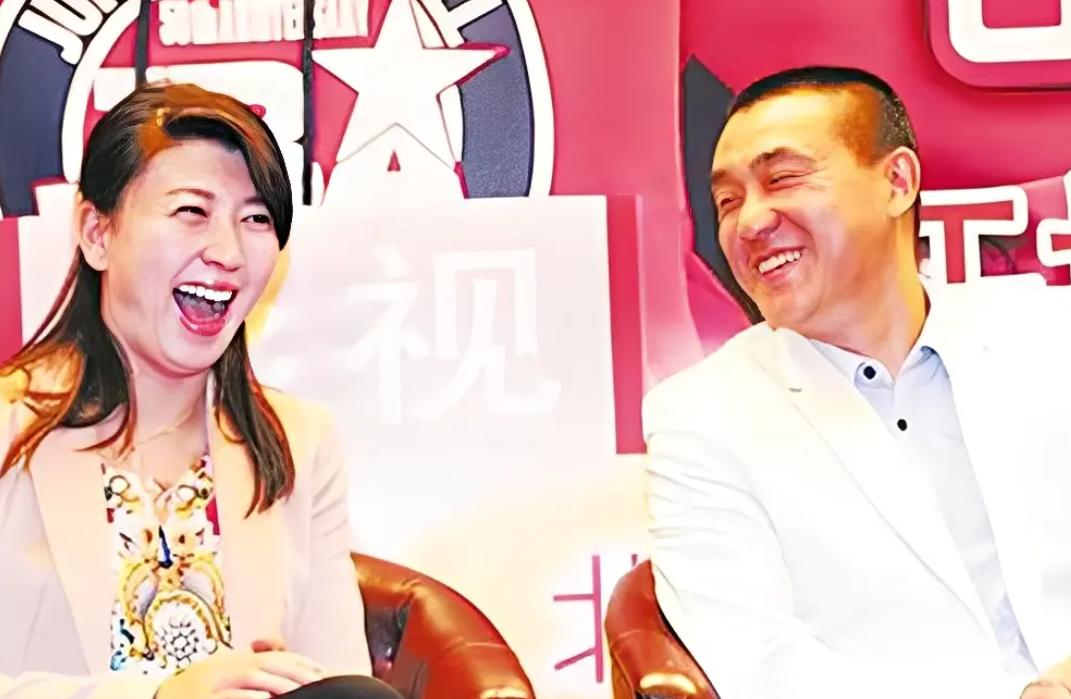 1997年，何冰还在跑龙套时，他的初中女同学留学回来，要请他吃饭。那天是在前门附