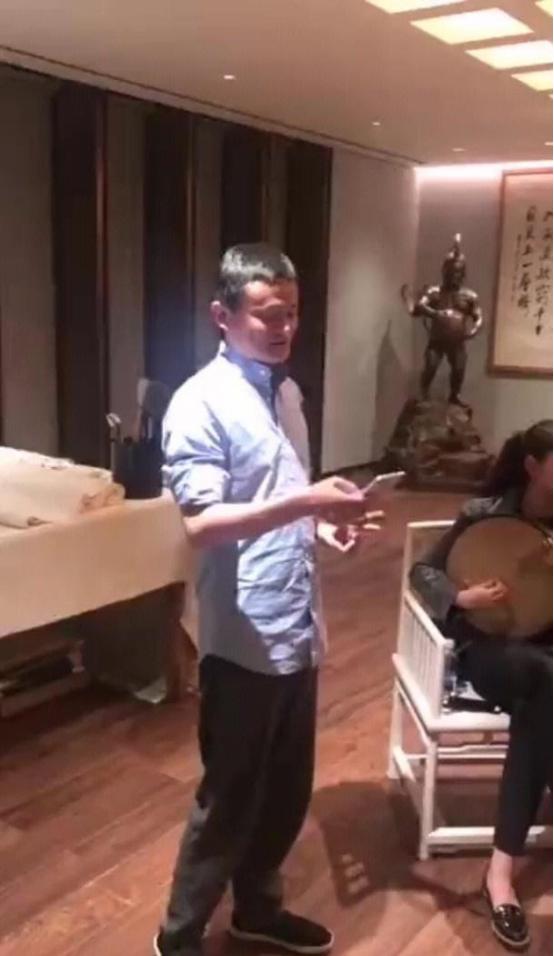 还记得这一幕吗？2017年，马云现身恒大旗下的一家私人会所，在专业京剧月琴乐师的