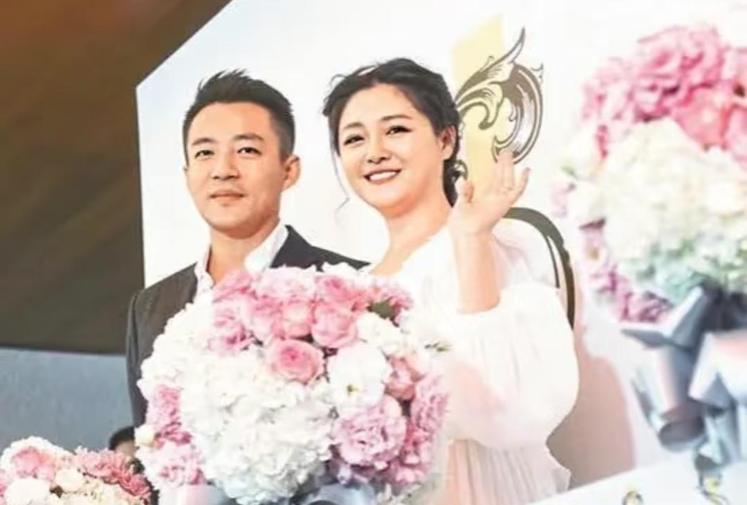 看大S和汪小菲当年同框活动的合影，那时候的她比从前圆润不少，整个人透着一股温婉富