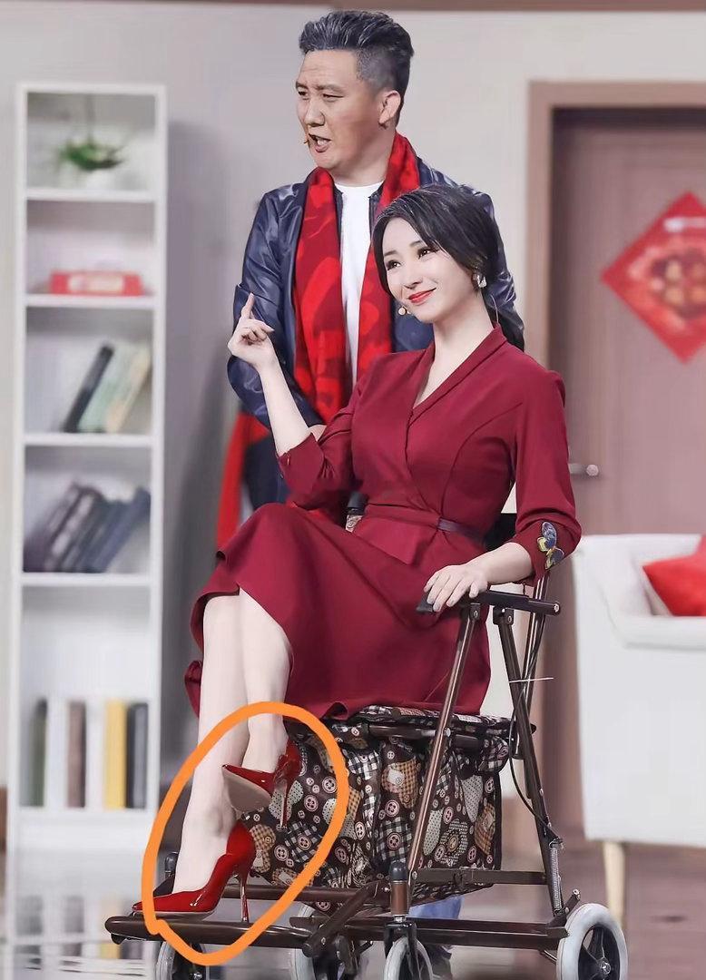 脚真白啊，不过这高跟鞋把脚踝都弯成90°了不疼吗